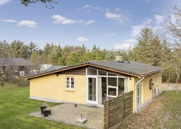 Beautiful Home In Blavand With Wifi